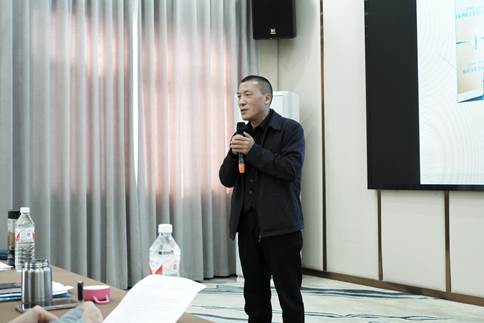 男人站在镜子前 中度可信度描述已自动生成