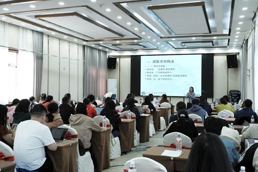 一群人在餐厅里 描述已自动生成