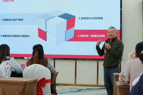 图片包含 人, 桌子, 人们, 站 描述已自动生成