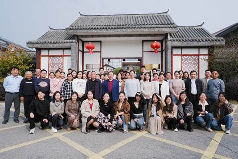 一群人站在街道上 描述已自动生成